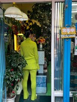 奇抜なメイクと衣裳のまま、お客さんのカットを見守る浅野千鶴。