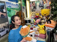 よくわからないぬいぐるみを抱え、大人しく待機するつかさ。