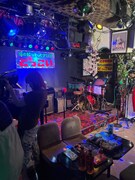 夜のヒットスタジオ どっこい店内の様子。