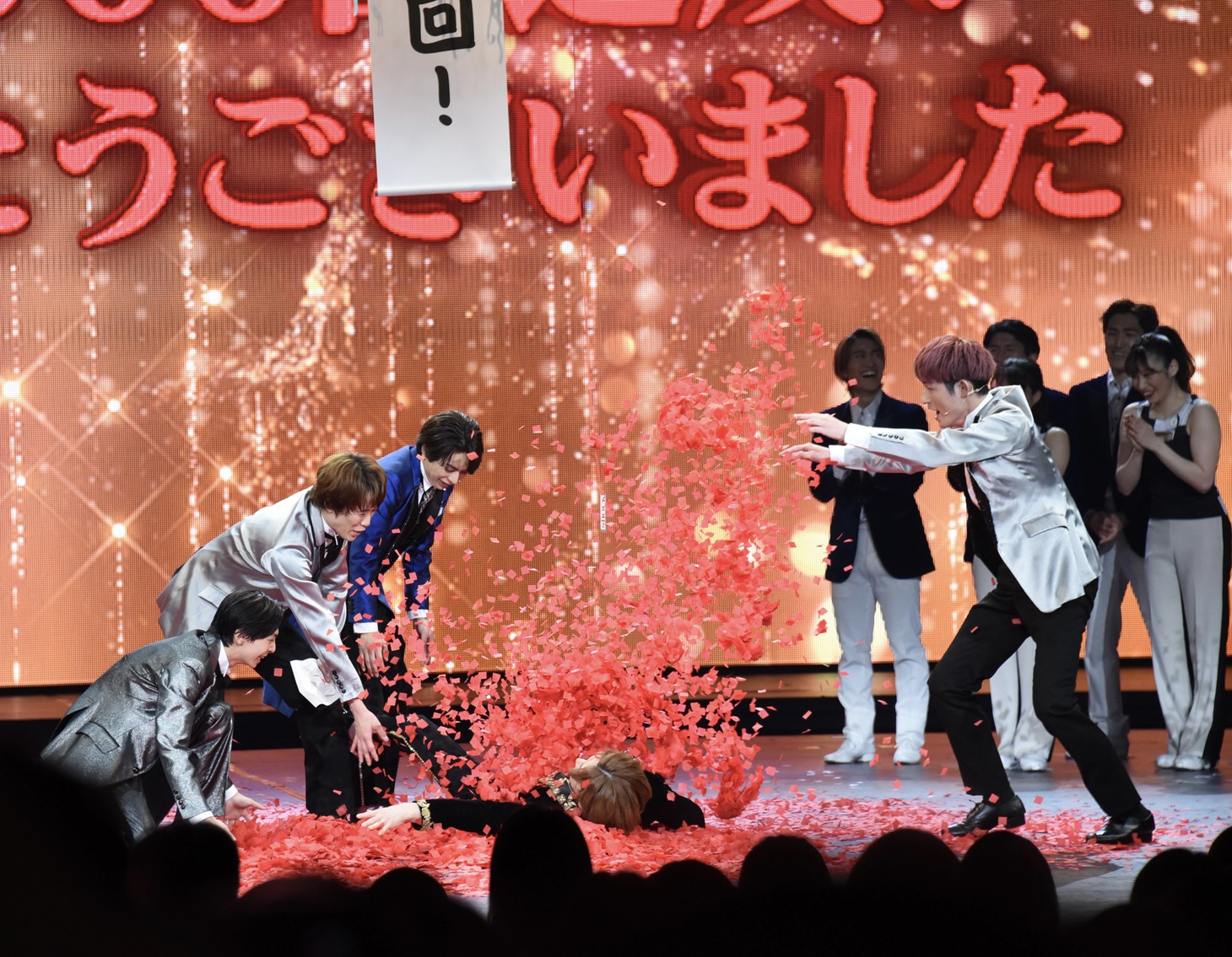 所属事務所・STARTO ENTERTAINMENTの後輩たちから紙吹雪をかけられる堂本光一（中央下）。