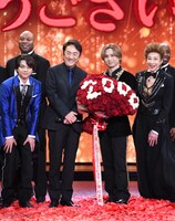 前列左から佐藤勝利、市村正親、堂本光一、前田美波里。