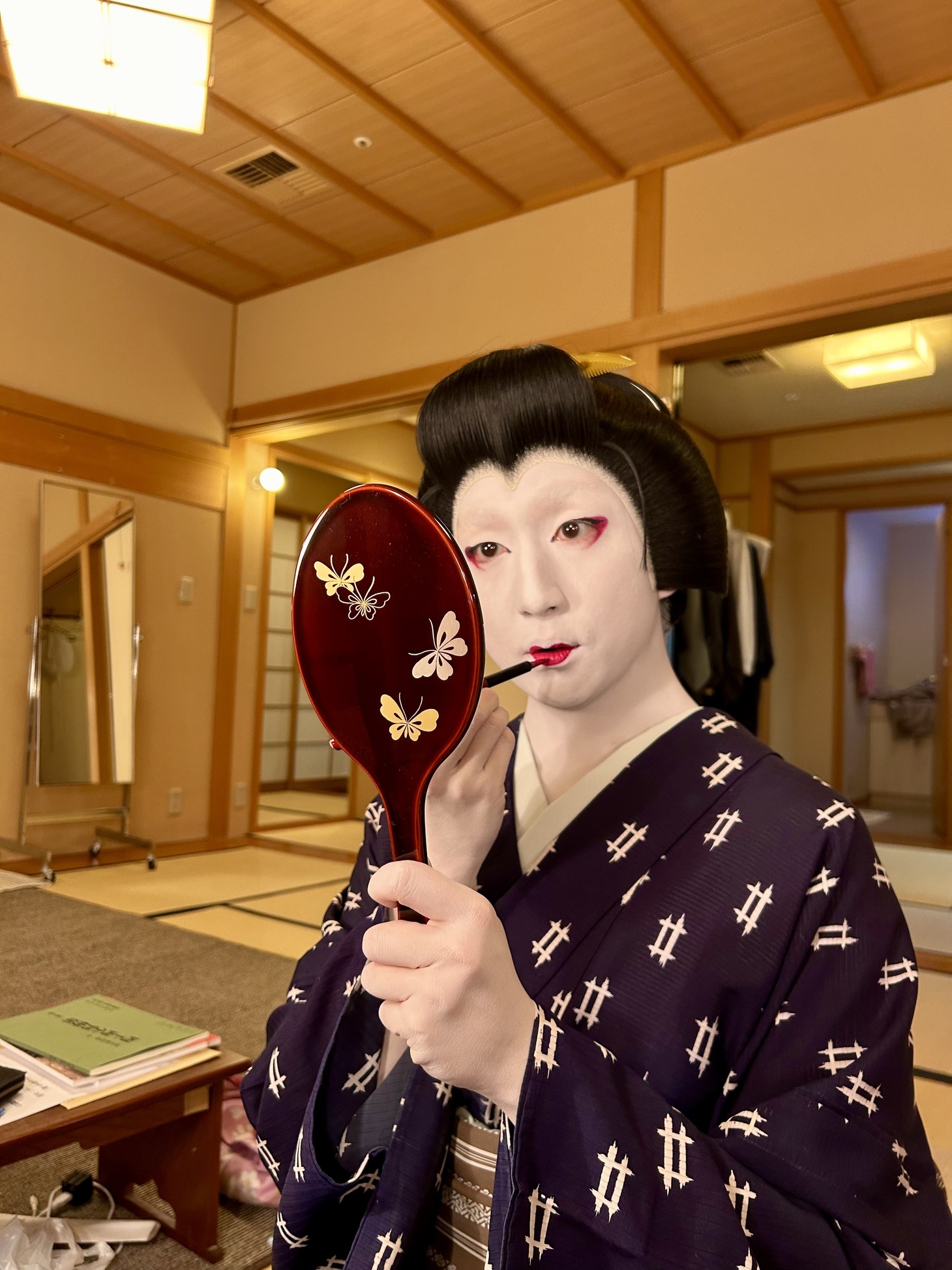 お化粧直し中のお梶さん。手鏡には、4頭の蝶々がひらひら。