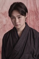 浅川眞来のキャストビジュアル。