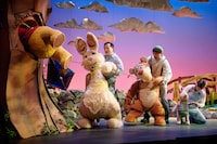 新作ミュージカル「ディズニー くまのプーさん」より、木の穴にはまったプーさんと、引っ張って助けようとするティガーたち。（撮影：鈴木健太）