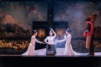 TIFA2024 Shakespeare’s Wild Sisters Group（Taiwan） X NIWAGEKIDAN PENINO（Japan）「誠實浴池」より。（提供：SWSG / 撮影：Kris Kang）