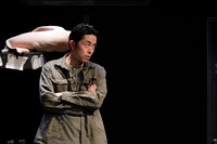 日本の劇団「第十七捕虜収容所」より。