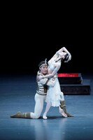 新国立劇場バレエ団「ラ・バヤデール」第1幕より。（撮影：瀬戸秀美）