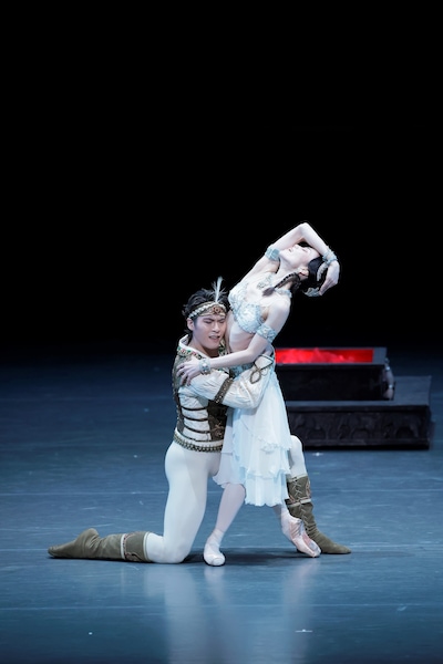 新国立劇場バレエ団「ラ・バヤデール」第1幕より。（撮影：瀬戸秀美）