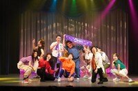 「関根勤芸能生活50周年記念公演 カンコンキンシアター35 クドい！～烏骨鶏のジジィ参上～」より。