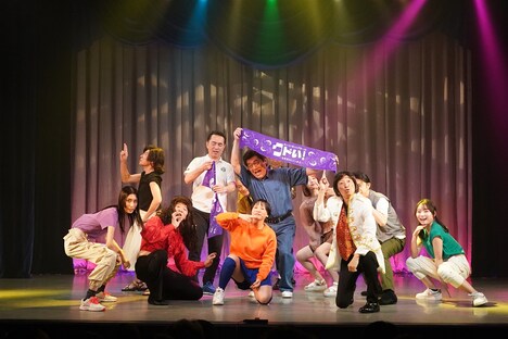 「関根勤芸能生活50周年記念公演 カンコンキンシアター35 クドい！～烏骨鶏のジジィ参上～」より。