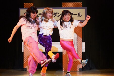 「関根勤芸能生活50周年記念公演 カンコンキンシアター35 クドい！～烏骨鶏のジジィ参上～」より。