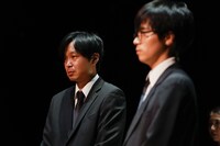 2018年に上演されたハイバイ「て」より。左から平原テツ、田村健太郎。（撮影：引地信彦）