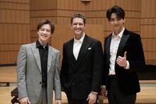 左からウエンツ瑛士、マシュー・モリソン、甲斐翔真。（提供：NHK）