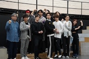前列左から、村上大樹、山崎樹範、青柳塁斗、福田悠太、冨岡健翔、悠未ひろ、飯窪春菜。後列左から前田隆太朗、上山竜治、廣瀬智紀、平野潤也。
