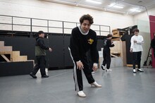 稽古披露後、記者に向かって“疲れたアピール”をする福田悠太。