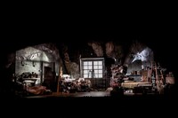 「管理人 / THE CARETAKER」より。