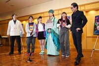 口から出まかせを言うなだぎ武（右）と、懸命に訂正する小泉萌香（右から2番目）。