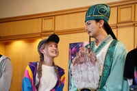 岩田陽葵（左）を“軍師”のまなざしで見つめる藤田玲（右）。