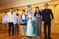 左から石田明、高尾楓弥、岩田陽葵、藤田玲、小泉萌香、なだぎ武。