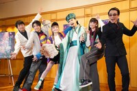 左から石田明、高尾楓弥、岩田陽葵、藤田玲、小泉萌香、なだぎ武。