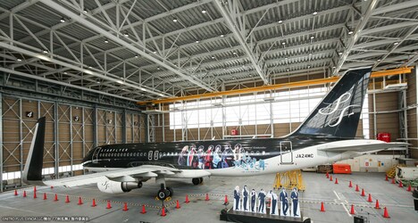 機体にキャラクタービジュアルのラッピングを施した「舞台『刀剣乱舞』」ジェットの様子。