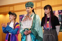 手に持った扇を無表情で小刻みに仰ぐ藤田玲（中央）。