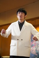 ライブシーンの稽古中はドラムスティックをエアーで叩きながら楽しんでいると話す石田明。