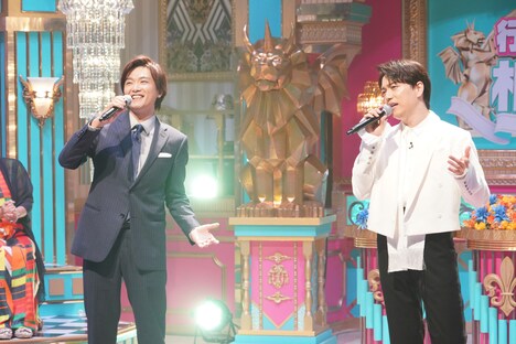 日テレ系「行列のできる相談所」より、井上芳雄（左）、山崎育三郎（右）。(c)日本テレビ