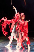 「二人のアリス ×アオイヤマダ×アイナ・ジ・エンド」より。（撮影：藤井光永）