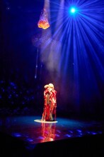 「二人のアリス ×アオイヤマダ×アイナ・ジ・エンド」より。（撮影：藤井光永）