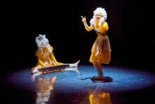 「二人のアリス ×アオイヤマダ×アイナ・ジ・エンド」より。（撮影：藤井光永）