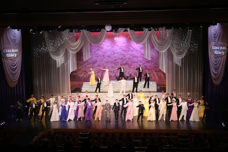 OSK日本歌劇団 OG公演「Eternal Glory」より。(c)松竹