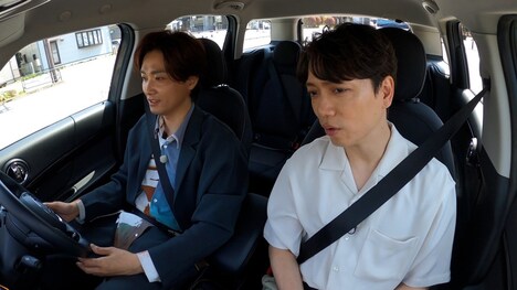 日テレ系「行列のできる相談所」より、2ショットドライブロケに挑む井上芳雄（左）、山崎育三郎（右）。(c)日本テレビ