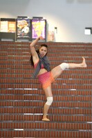 平田栞のパフォーマンスの様子。（撮影：大洞博靖）