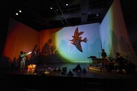 「川村亘平斎の影絵と音楽『オロチカラ～なまぐさ天狗は龍を追う』」より。（撮影：藤井光永）