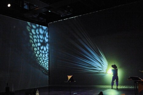 「川村亘平斎の影絵と音楽『オロチカラ～なまぐさ天狗は龍を追う』」より。（撮影：藤井光永）