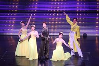 桜花昇ぼる（中央）(c)松竹