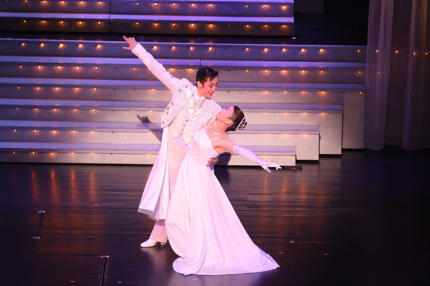 OSK日本歌劇団 OG公演「Eternal Glory」より。(c)松竹
