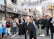 「十一代目豊竹若太夫襲名披露 成功祈願法要」前に行われたお練りの様子。（提供：国立劇場）