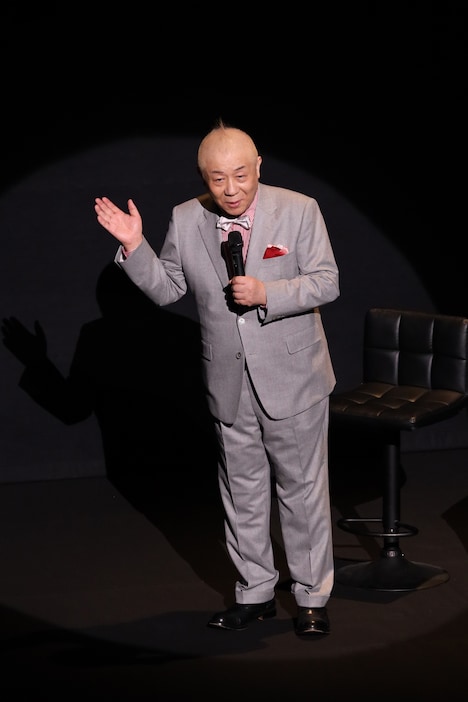 「坂東玉三郎 はるのひととき」「越路吹雪物語」より、春風亭小朝。(c)松竹