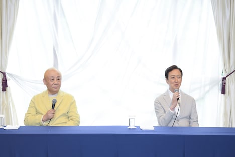 左から春風亭小朝、坂東玉三郎。(c)松竹