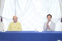 左から春風亭小朝、坂東玉三郎。(c)松竹