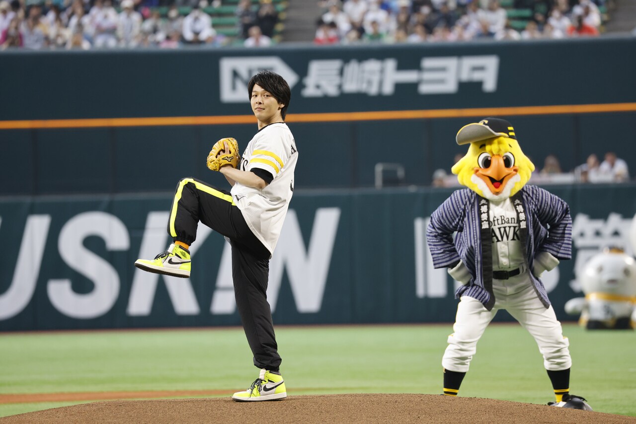 劇団☆新感線の“44”背負い、中村倫也がセレモニアルピッチでノーバン投球