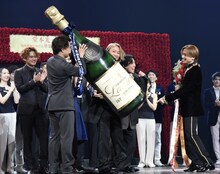 米花剛史、町田慎吾、屋良朝幸の3人から、堂本光一（右）へ大きなシャンパンが贈られた。