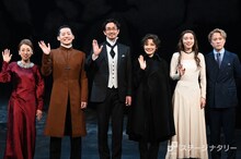 PARCO PRODUCE 2024「ハムレットQ1」初日前会見より、左から広岡由里子、牧島輝、吉田栄作、吉田羊、飯豊まりえ、大鶴佐助。