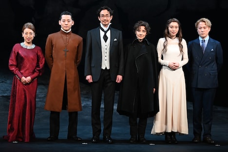 左から広岡由里子、牧島輝、吉田栄作、吉田羊、飯豊まりえ、大鶴佐助。