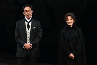 「“吉田吉田対決”が見どころ」と話す吉田栄作（左）と、吉田栄作の発言に、思わず笑ってしまう吉田羊（右）。
