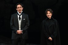 「“吉田吉田対決”が見どころ」と話す吉田栄作（左）と、吉田栄作の発言に、思わず笑ってしまう吉田羊（右）。