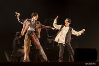 左から中川晃教、屋良朝幸。