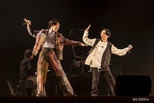 左から中川晃教、屋良朝幸。